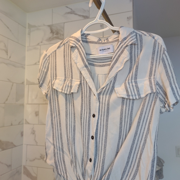 Short sleeve button down tie front blouse - Picture 2 of 4